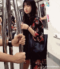 |搞笑GIF:哈哈哈哈妹子都捂着脸笑了,看来这的确很搞笑