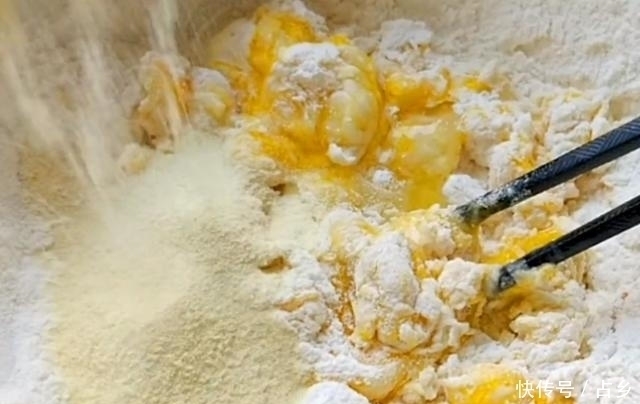 我家绿豆从不熬粥,加1个苹果,简单几步,上桌4碗不够吃,真解馋