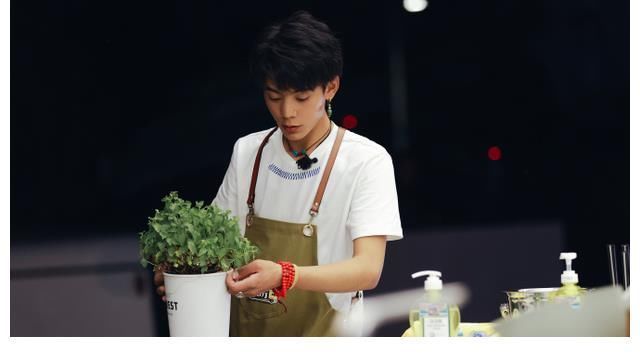 《中餐厅5》明星首期造型出炉，黄晓明比年小15岁的龚俊还嫩？