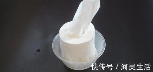 塑料打包盒不要扔, 放在卫生间里有大用处, 能帮家里省下不少钱