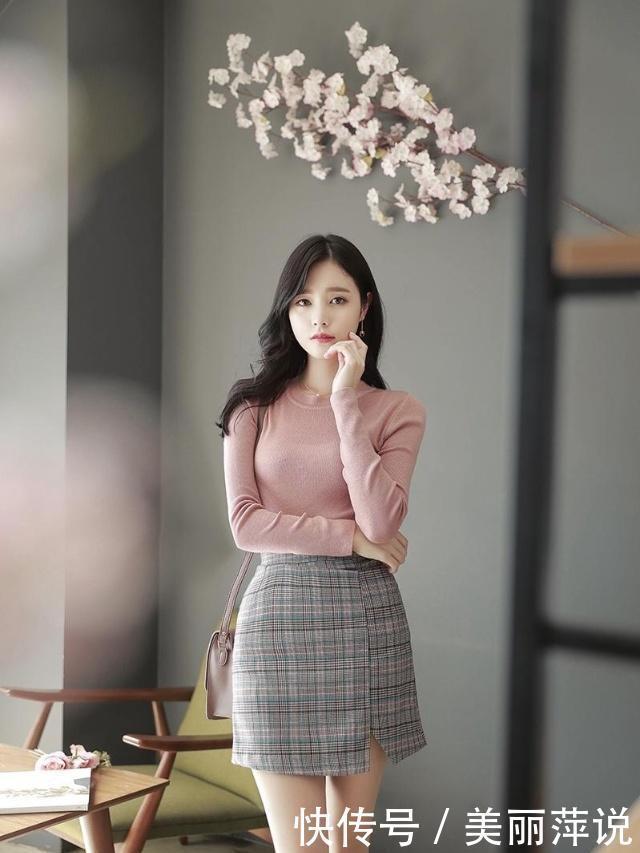 美女街拍:粉色针织打底上衣搭配格子半身裙,青春减龄,显高显瘦