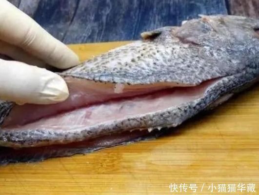 清蒸鱼时，有人放盐，有人放酱油，厨师长都不放教你正确做法