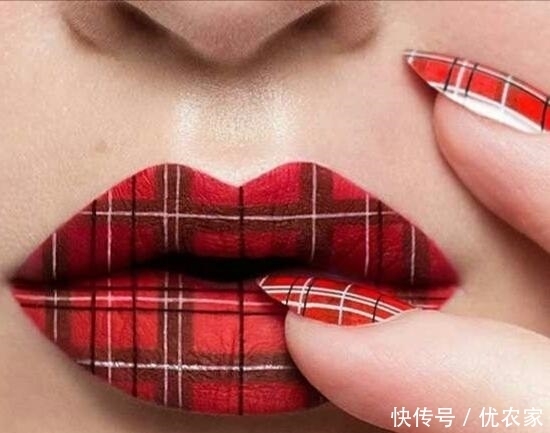 嘴唇|这些女孩的嘴唇被化过妆后,你还舍得亲上一口吗?