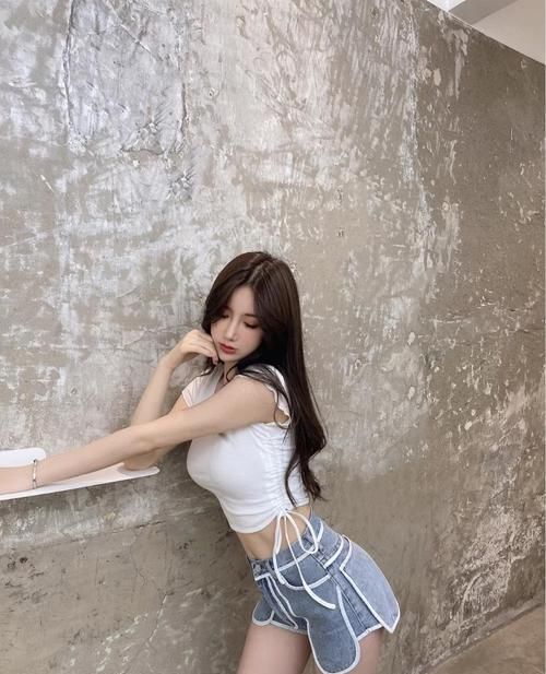 紧身|时尚穿搭抽绳紧身T恤搭配牛仔短裤,时髦又性感,尽显满满的高级感