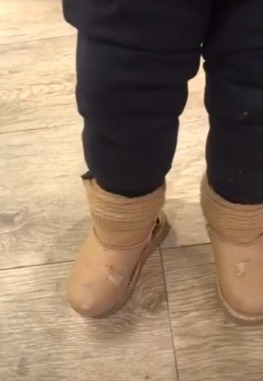 儿子走着走着突然停下不走了,当儿子抬起脚的时候,妈妈的心好痛