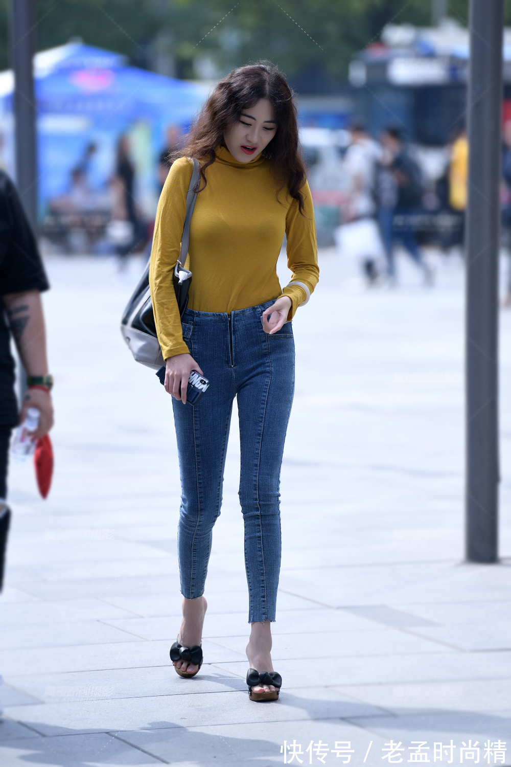 小姐姐|街拍美女:南方秋季的穿搭,打底衫配牛仔裤,简约大方又时髦显气质