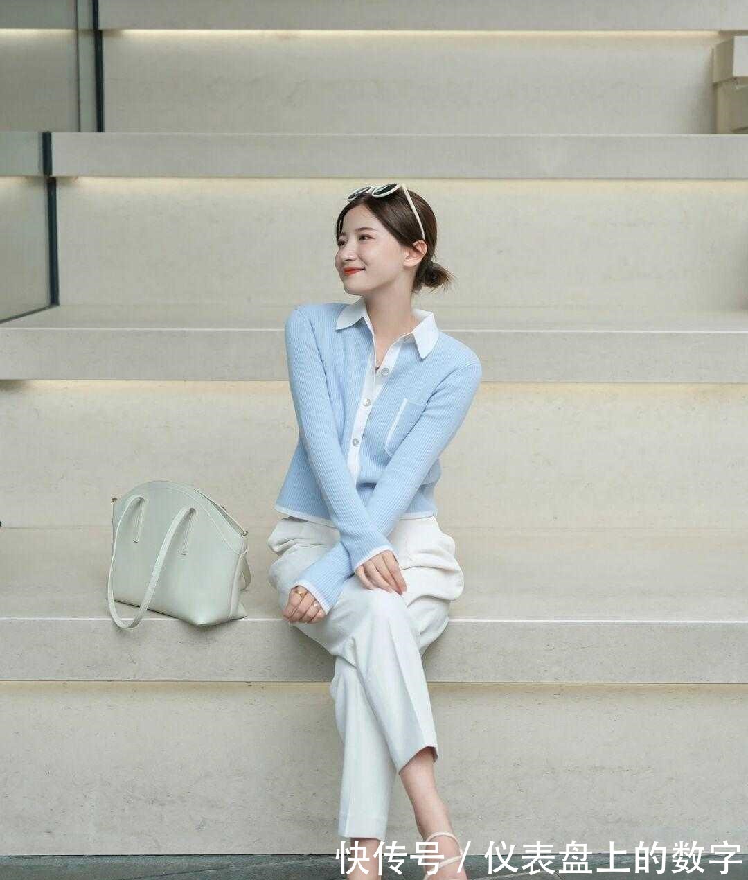 针织上衣 这才是30+女人该有的打扮针织上衣搭配牛仔喇叭裤,时髦又舒适