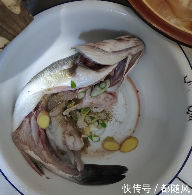鲈鱼|想吃鱼没有时间做,馋鱼香不会做,试试家常清蒸鲈鱼,就能满足你