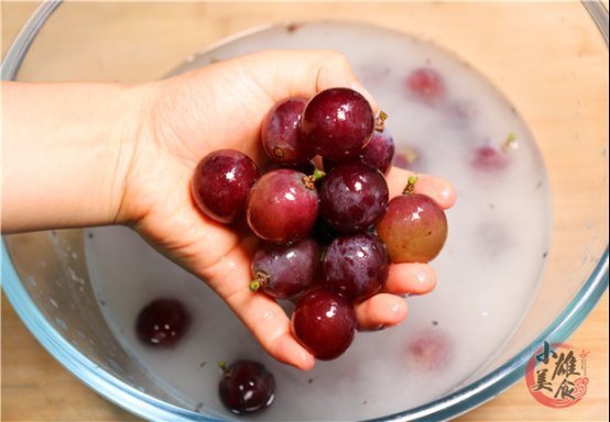 洗葡萄只用盐和淀粉,等于吃农药,教你1个技巧,虫卵农药全跑光