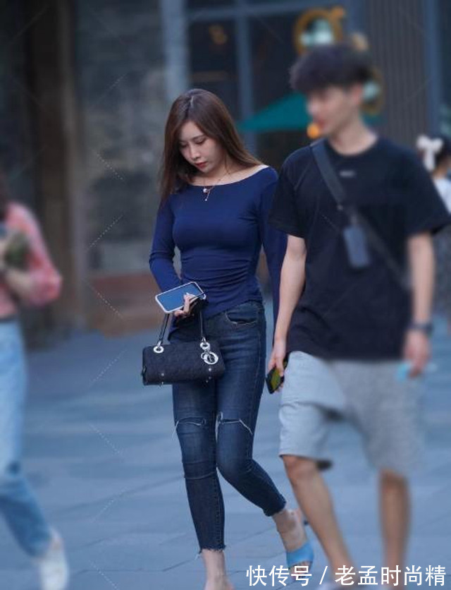 牛仔打底裤|短款牛仔打底裤搭配红色上衣,沉稳优雅穿搭,整洁且有设计感