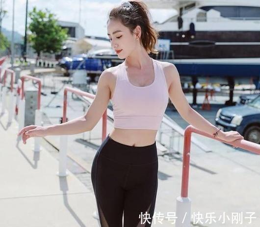女人味 紧身裤的时尚风格是整体风格，独特而紧身，充满女人味