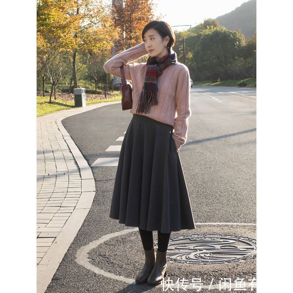 复古感 今年冬天火了一种穿法:叫“半裙+低跟靴”,优雅减龄,谁穿谁美