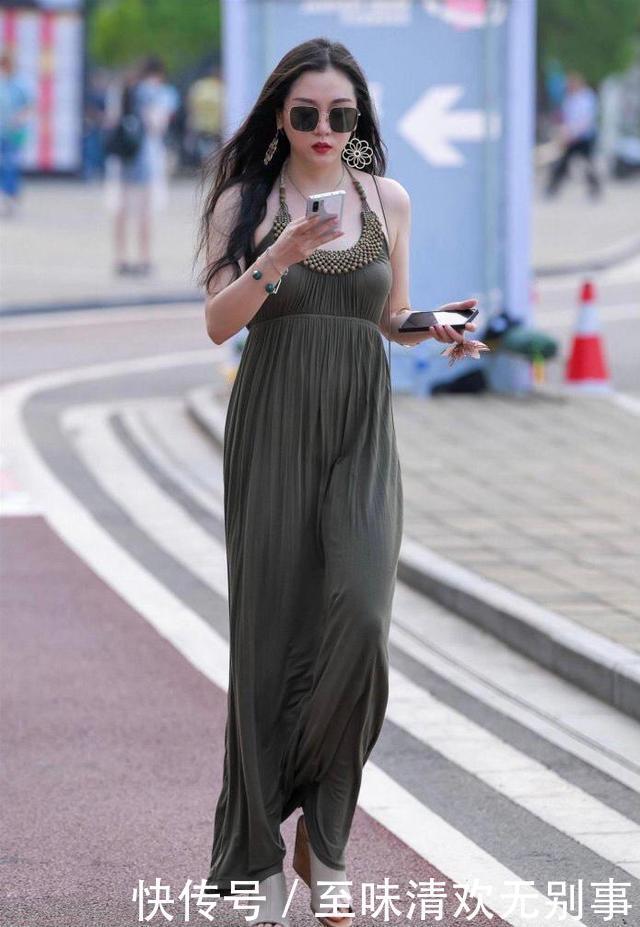自带气质的深绿色挂脖吊带连衣裙,独特的款式设计,尽显高级感