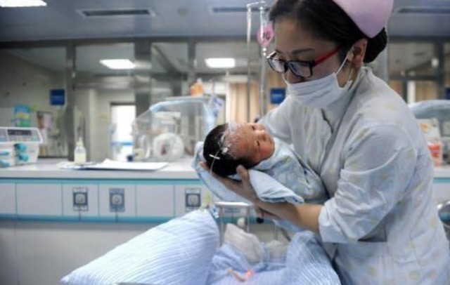 胡丽静|奶奶给孙儿取名“王奈”,办出生证时护士打错,妈妈反笑:不改了