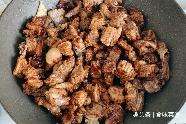 炖牛肉时,只需加入一勺特殊食材,牛肉软烂鲜香没腥味,百试百灵