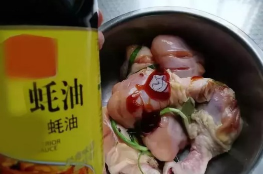 鸡腿的新做法,不用一滴油,不用一滴水,简单又美味