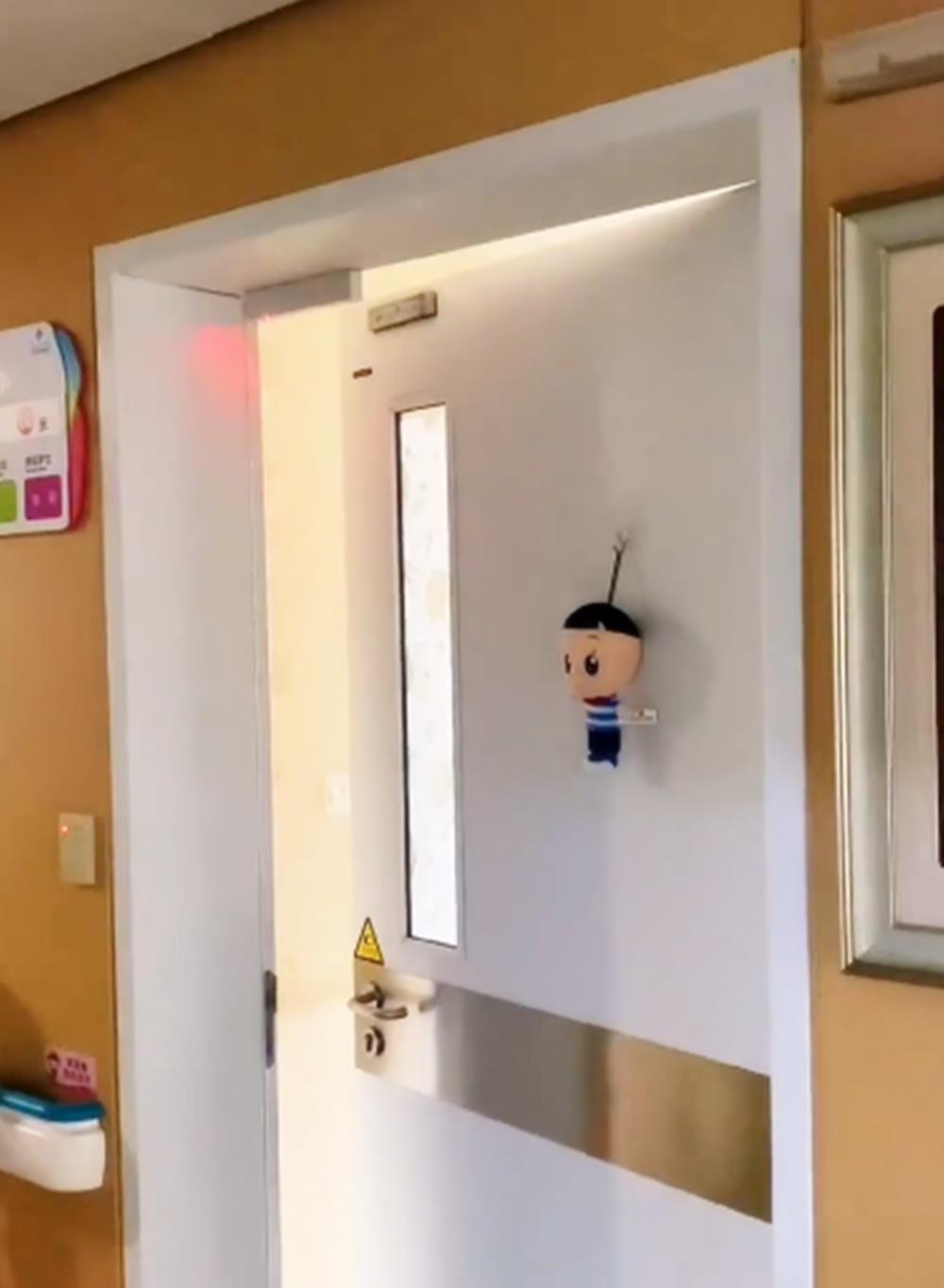 医院|妇幼医院的一幕：门上挂不同娃娃代表不同性别，宝宝性别一目了然