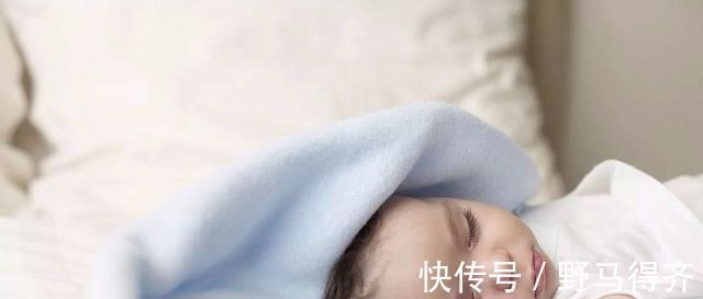 晚饭|宝宝晚上睡觉频繁踢被子,宝妈累够呛,5种原因看看你家是哪种