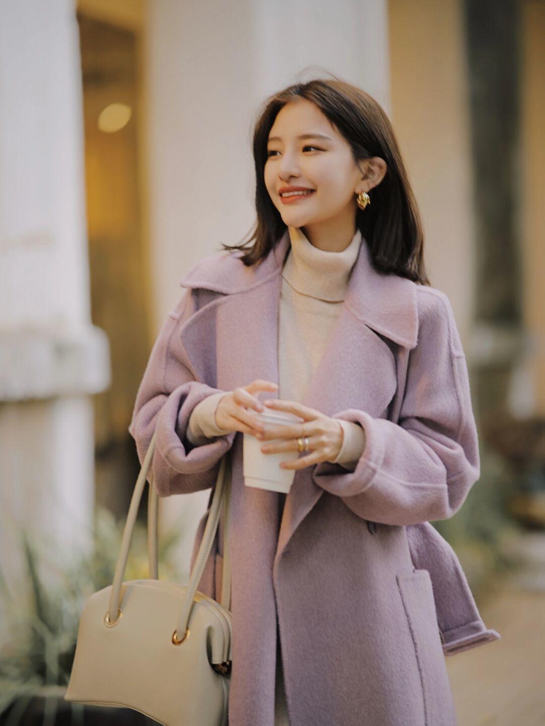 大衣 穿衣还是要懂配色,今年冬天多穿这几个流行色,温柔显白又高级