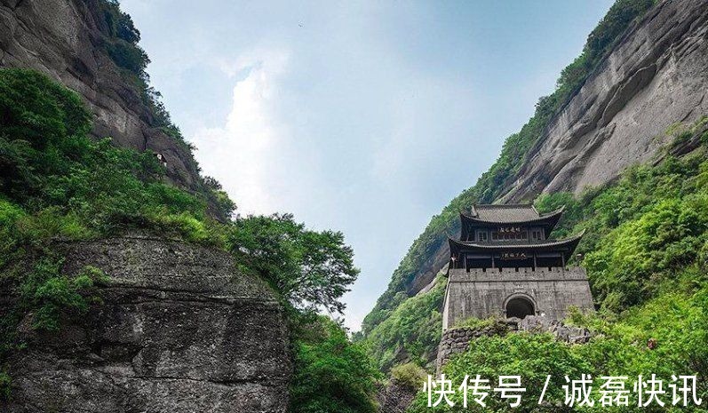 送别诗!王勃很经典的一首送别诗,开篇便是千古名句,至今广为流传