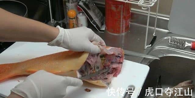 男子花高价买鱼做刺身, 切开鱼的那一刻, 再也不敢生吃肉类了