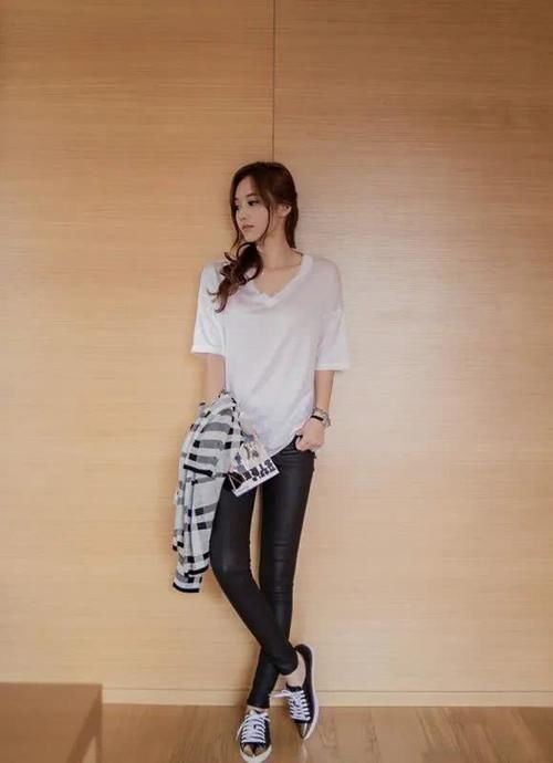 曲线|美女穿搭:光丝纯白中袖上衣,曲线身材挡不住,慢慢欣赏