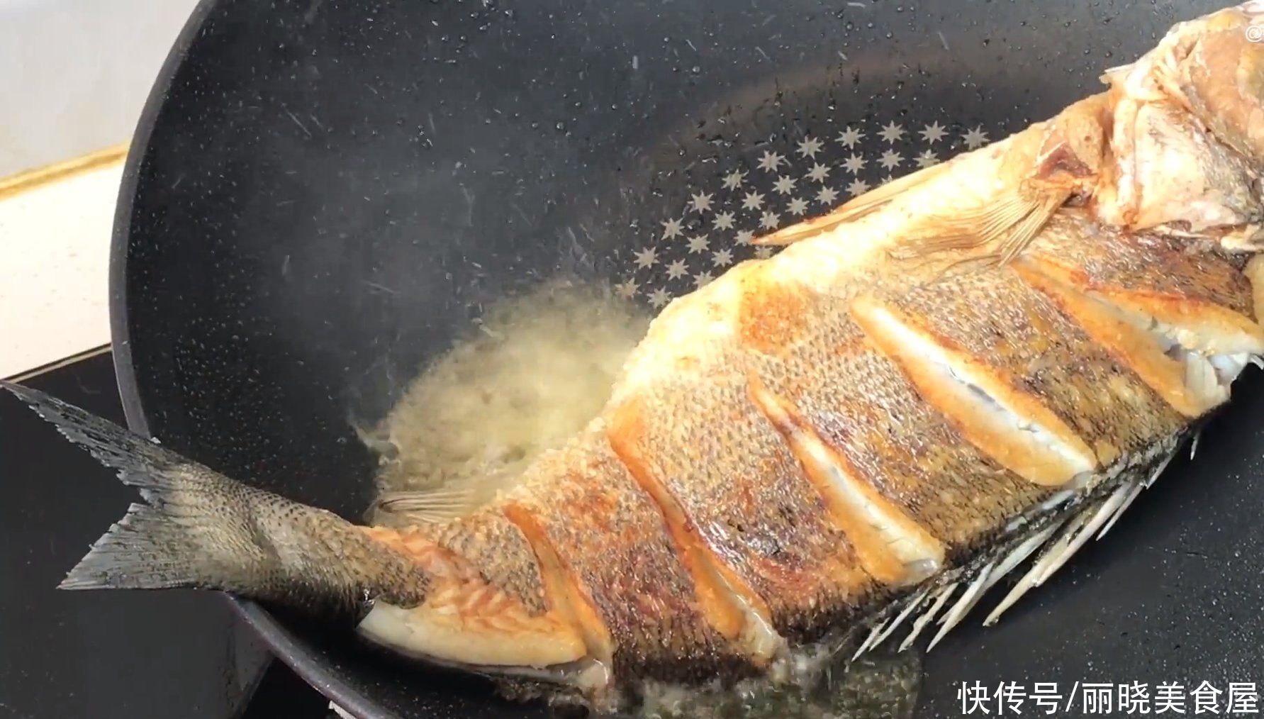不管煎什么鱼，切记不要直接下锅，教你一招，不粘锅不掉皮