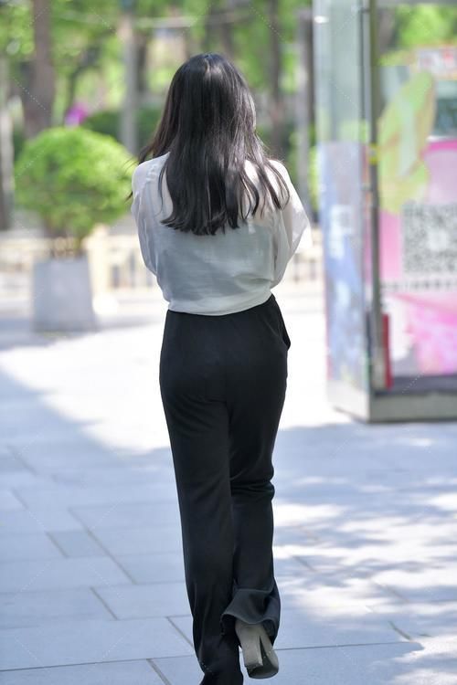 高级感 白色雪纺衬衣,配上黑色高腰阔腿裤,就像一副水墨画