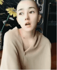 |搞笑GIF:大爷,我只是想拍个照,你没必要拿鞭子抽我吧!