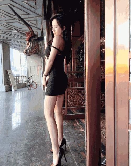 纯欲|抹胸连衣裙的穿搭,让小姐姐秀出性感身材，纯欲风的小姐姐爱了吗