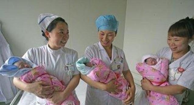 外婆|1个人带9个娃是啥体验最累外婆火了，后悔自己生了三胞胎女儿