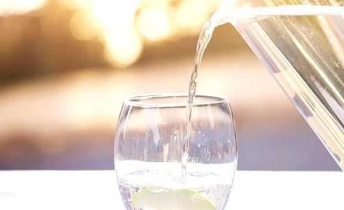 亚硝酸盐|白开水放凉后,究竟能不能饮用?医生揭晓答案,现在知道还不晚