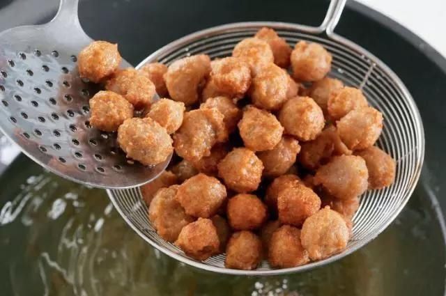 炸肉丸加淀粉加蛋液其实都错了,加它不仅不易散,而且有弹性