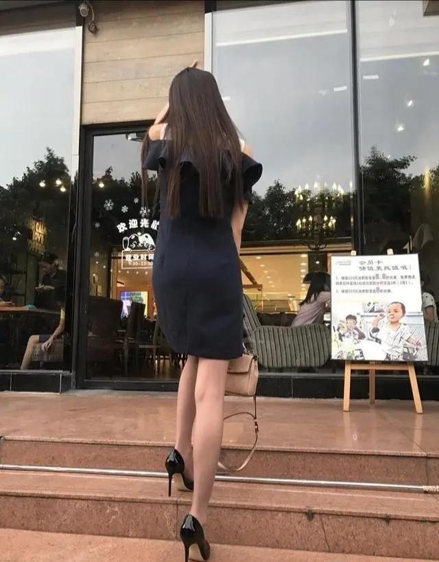 牛仔裤|街拍牛仔裤的颜色搭配,果然还是黑色的搭配好一点