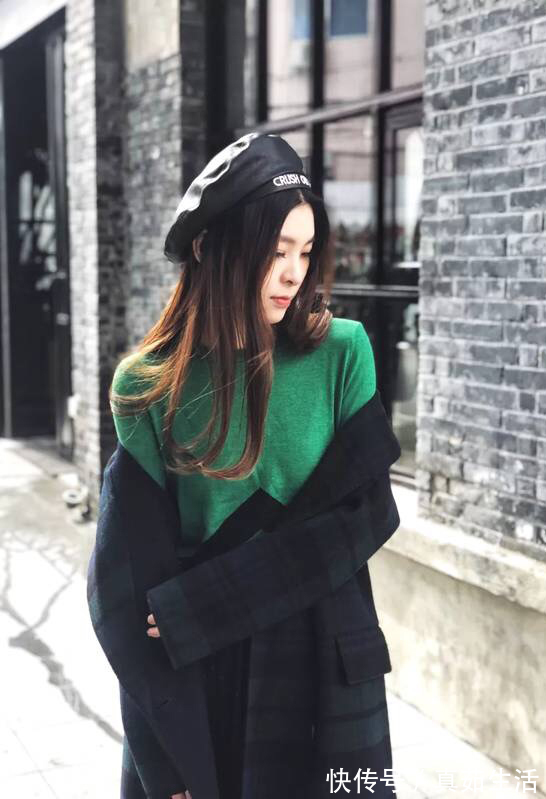 小蛮腰|街拍：长发美女的红色穿搭真性感，长相靓丽，气质优雅