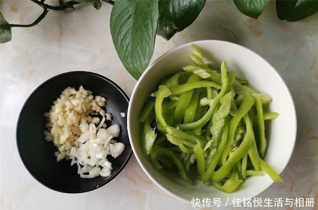 茄子|茄子和这个食材是绝配，做法少油更健康，好吃入味更下饭