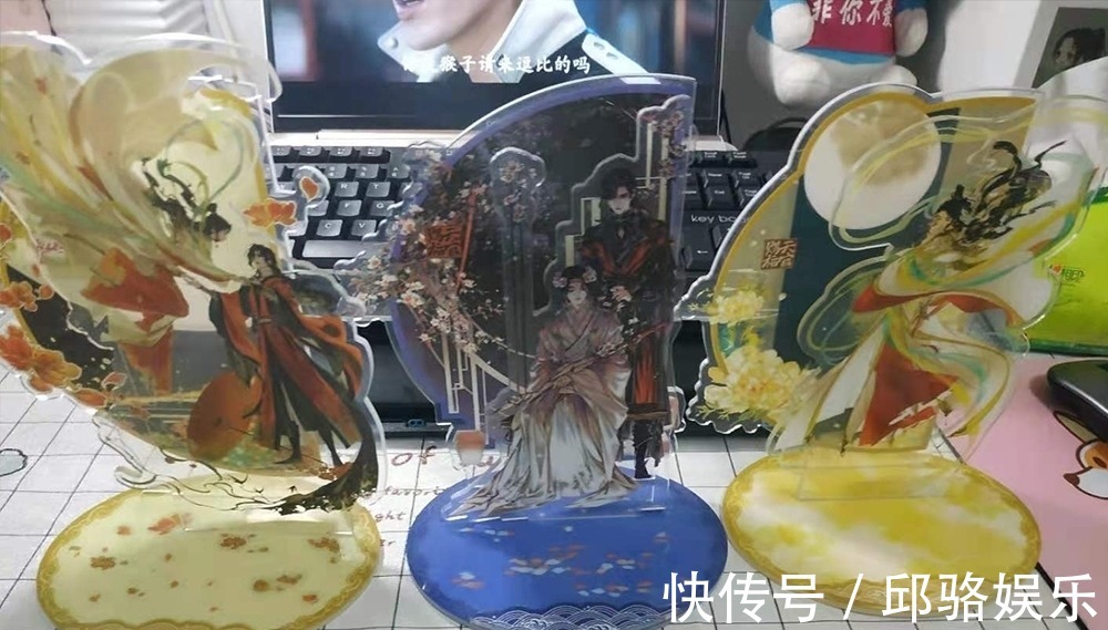 天官|《天官赐福》设计精美的立牌,灰灰的花怜真美,舍不得当手机支架