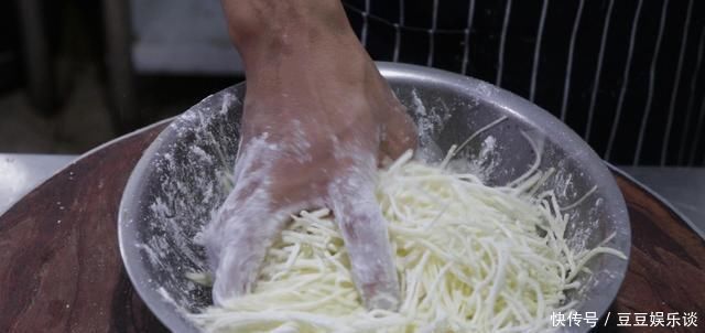 鸡蛋|土豆丝里打2鸡蛋,没想到这么好吃,我家隔天就想吃,出锅被抢光