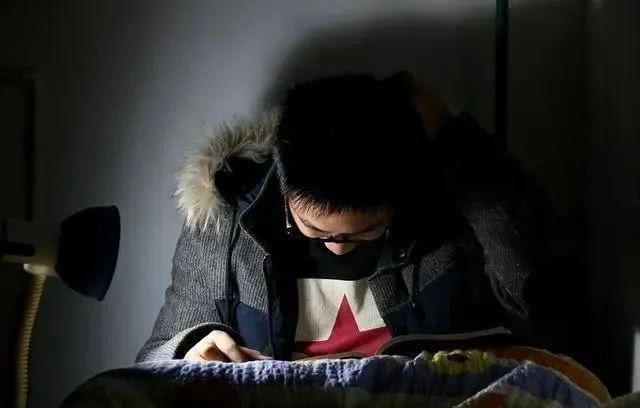 睡眠时间|高血压患者,除了少吃盐,2事也要少做,若能忍住,血压慢慢平稳