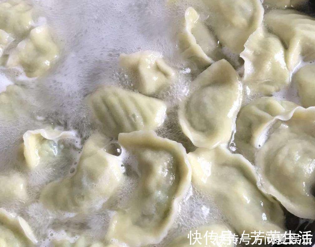 包饺子和面时,多加点这东西,饺子口感劲道光滑,怎么煮都不破皮