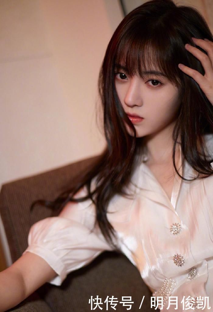 放弃|女人过了30就放弃中分吧!试试这4种“刘海”发型,更减龄显脸小