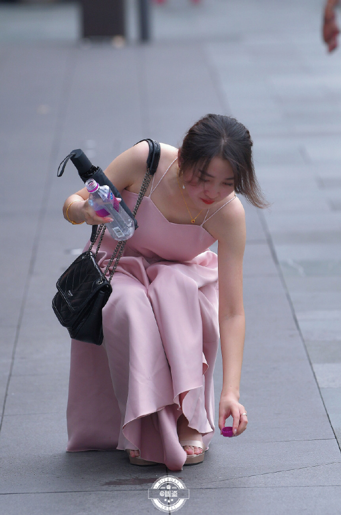 小姐姐|成熟的女人也很美,小姐姐粉色真丝裙秀性感身材