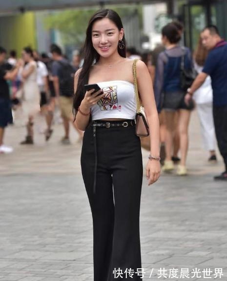 高跟凉鞋 美女脚上搭配透明高跟凉鞋，穿着露肩连衣裙，实现优雅与时尚并存！
