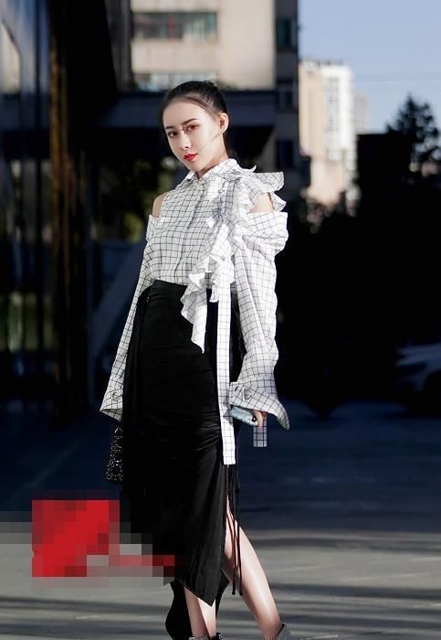 街拍:图六身材棒,白T恤搭牛仔裤,街上弯腰整理物品都这么迷人