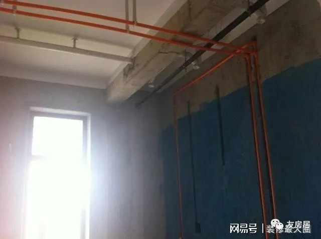水管|水管铺设走顶还是走地?别选错了,当把房毁了就晚了