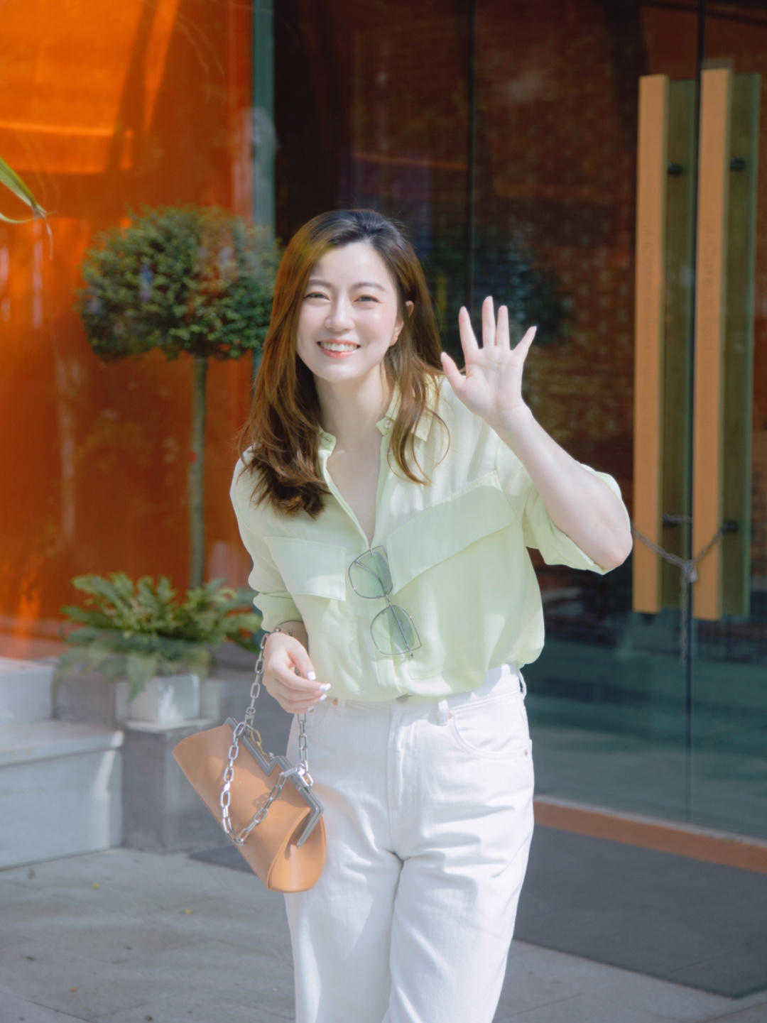 搭配|秋天的穿搭指南，衬衫搭配白色牛仔裤温柔清爽又好看，舒适大方