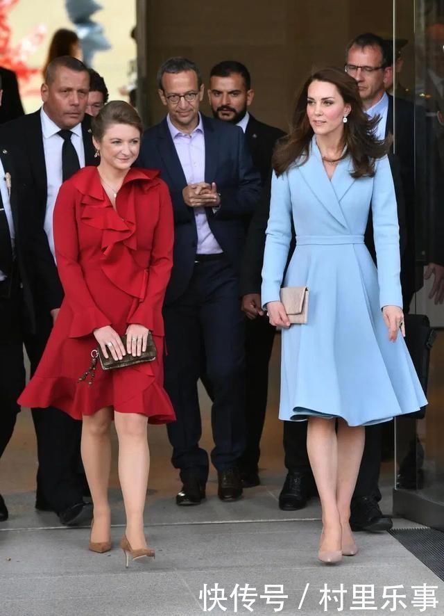 凯特王妃“正装”不一般天蓝色连衣裙气质优雅,还十分高级呢