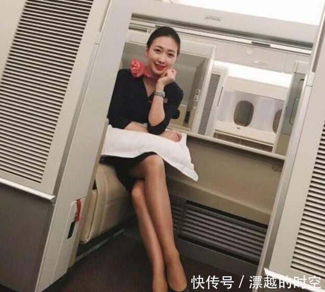 日本空姐为什么坐下的时候都是斜着腿坐机长无意中透露其中猫腻