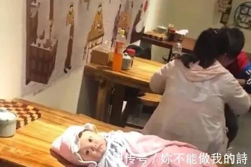 作息时间|“最可怜宝宝”走红,爸妈吃饭被晾在一旁,网友:充话费送的吧?