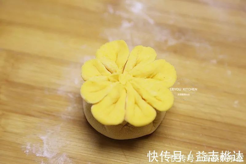 豆沙馅|多捏几下,豆沙包和花一样漂亮,过年端上桌,全家抢着拍照